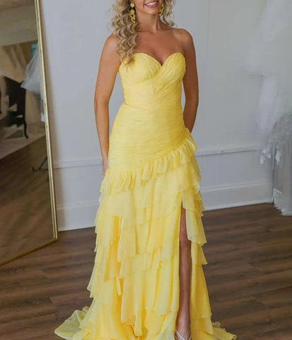 Aurora | Gelbes, langes Ballkleid mit Rüschen und Schlitz