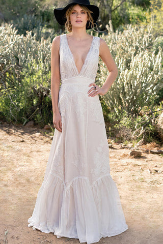 Fantastisches langes A-Linien-Brautkleid mit V-Ausschnitt und offenem Rücken aus Spitzenchiffon