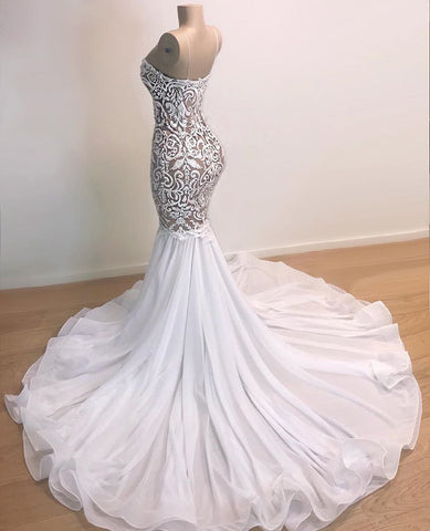 Fantastisches langes Meerjungfrau-Abendkleid mit herzförmigem Ausschnitt und weißer Tüllspitze