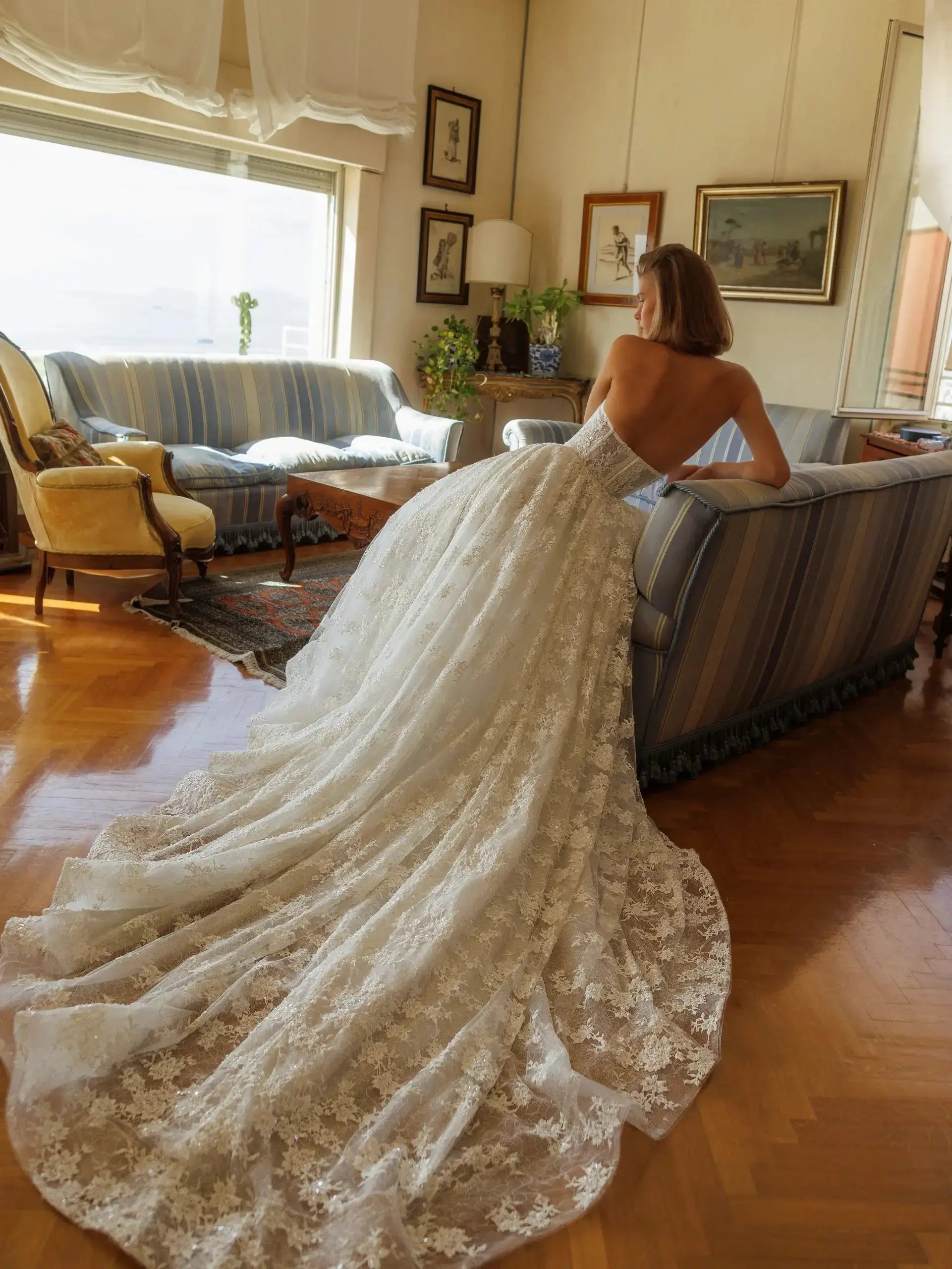 Modern Ivory Lace Deep V-Neck Halter Ball Gown Wedding Dress with Train SW185