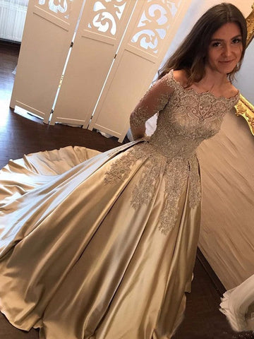 Ballkleid mit langen Ärmeln und schulterfreier Applikation aus Satin