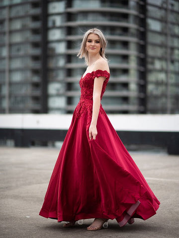 Ballkleid Off-the-Shoulder Satin Applique Ärmellos Bodenlang Ballkleider