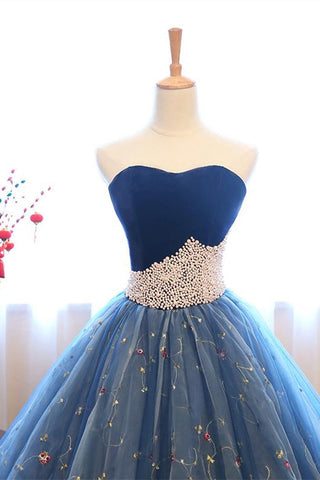 Vestido de fiesta formal azul oscuro con bordado de perlas y sin tirantes