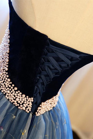 Vestido de fiesta formal azul oscuro con bordado de perlas y sin tirantes