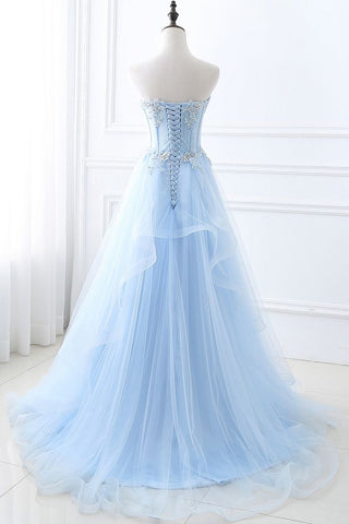 Vestido de fiesta azul cielo con escote corazón de tul y lentejuelas