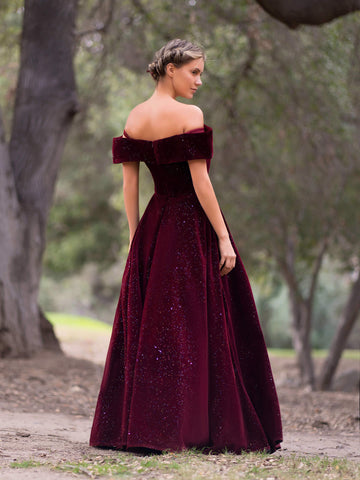 Vestido de fiesta de terciopelo con escote barco y largo hasta el suelo