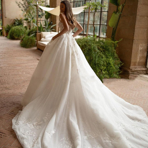 Elegant A-Line Lace Wedding Dresses Luxury Strapless Sweetheart Appliques Bridal Gown Sweep Train Vestido De Noiva