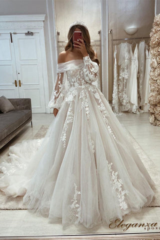 Wunderschönes A-Linien-Brautkleid mit schulterfreien Applikationen und langen Ärmeln und Spitze