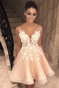 Vestido curto de baile em renda, decote em V e corte evasê, bonito