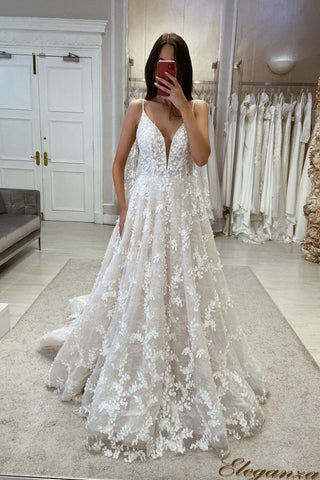 Wunderschönes A-Linien-Brautkleid mit V-Ausschnitt, Spaghettiträgern und Spitzenapplikationen