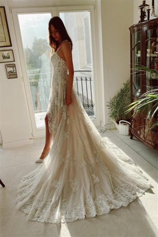 Wunderschönes elfenbeinfarbenes A-Linien-Brautkleid aus Spitze mit Schlitz