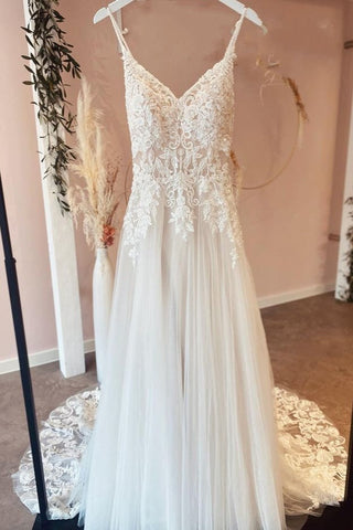 Wunderschönes langes rückenfreies A-Linien-Brautkleid aus Tüll mit Spitzenapplikationen