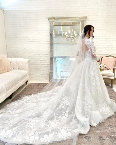 Wunderschönes langes A-Linien-Brautkleid mit hohem Halsausschnitt, offener Rückenspitze und Ärmeln