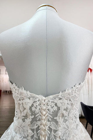 Wunderschönes langes trägerloses A-Linien-Brautkleid aus Tüll in Elfenbein mit Spitzenapplikationen