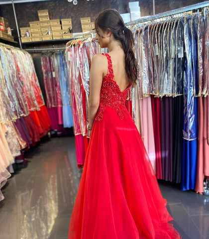 Wunderschönes langes A-Linien-Ballkleid aus Tüll mit V-Ausschnitt und offenem Rücken und Spitzenapplikationen