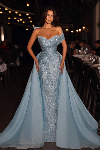 Wunderschönes langes blaues schulterfreies ärmelloses Ballkleid mit Pailletten und abnehmbarer Schleppe