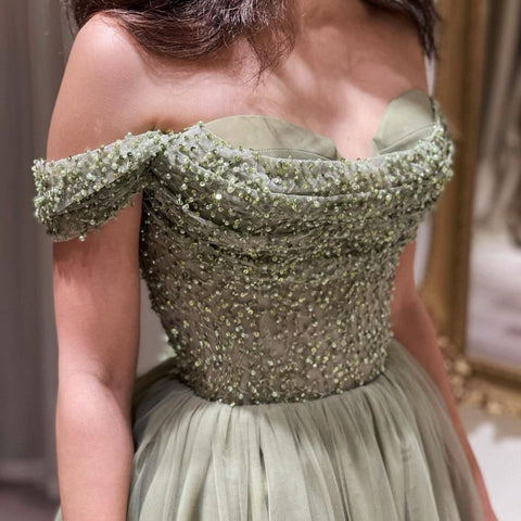 Wunderschönes langes grünes A-Linien-Ballkleid mit schulterfreiem Pailletten- und Perlenbesatz