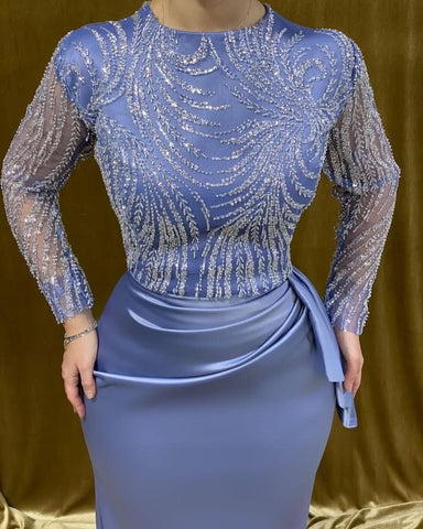 Hermoso vestido de fiesta largo de sirena de satén con cuentas