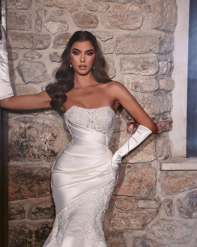 Beautiful Long Mermaid White Lace Sleeveless Wedding Dress With Appliques Main Image