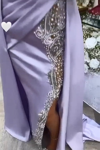 Wunderschönes langes lila Abendkleid aus Satin mit hohem Halsausschnitt, Spitze und Perlen