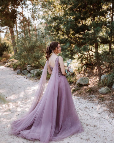 Wunderschönes langes A-Linien-Ballkleid aus Tüll mit V-Ausschnitt