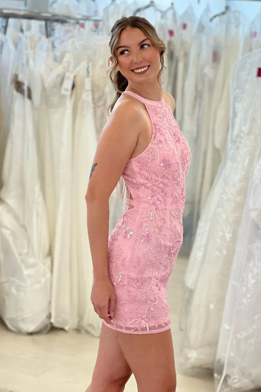 Hermoso vestido de fiesta rosa sin mangas con cuello halter y espalda descubierta con encaje