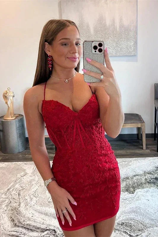 Bellissimi abiti corti senza maniche per il ritorno a casa con spalline sottili rosse e pizzo