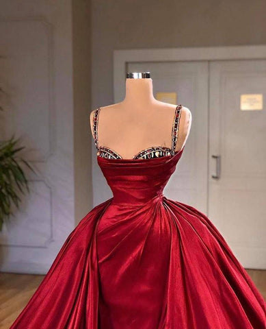 Hermoso vestido de fiesta sin mangas con tirantes finos y cola
