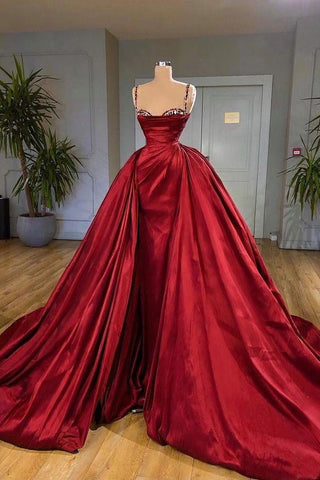 Hermoso vestido de fiesta sin mangas con tirantes finos y cola