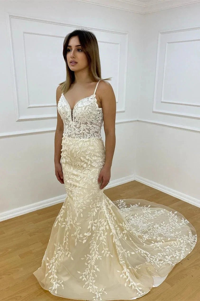 Bellissimo abito da sposa a sirena senza maniche con scollo a V e spalline sottili in pizzo