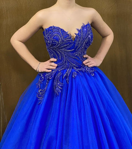 Hermoso vestido de fiesta sin tirantes, sin mangas y con apliques