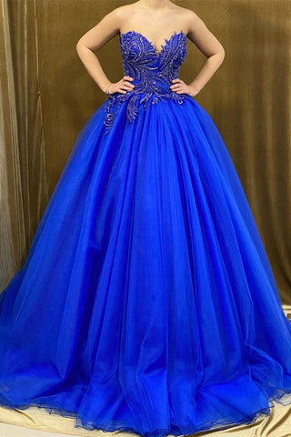 Hermoso vestido de fiesta sin tirantes, sin mangas y con apliques