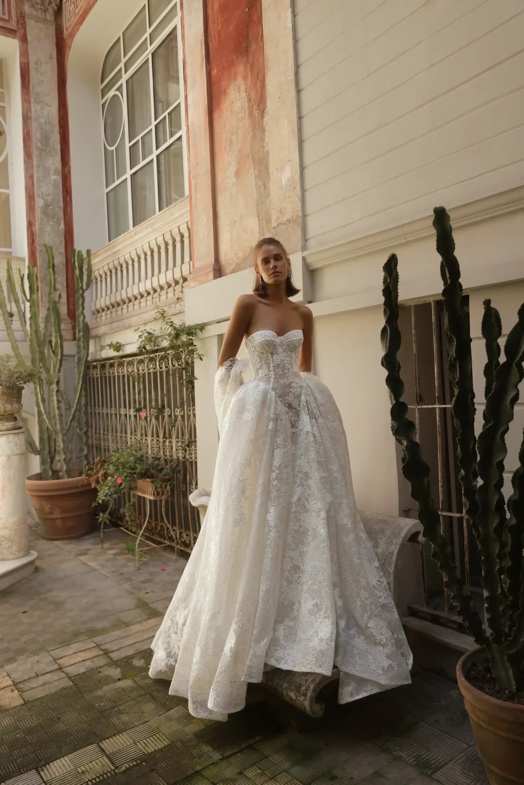 Glamorous Ivory Lace Sweetheart Nec Ball Gown Wedding Dress with Veil SW184
