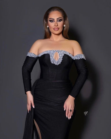 Schwarzes Meerjungfrau-Kleid mit langen Ärmeln, schulterfrei, Satin, Perlen, formelles Ballkleid mit Schlitz