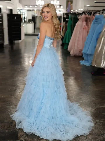 Peggy | Vestido de fiesta largo negro sin tirantes, con lazo y volantes, con abertura