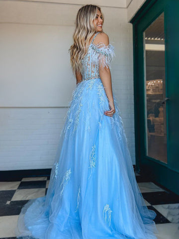 Amalia | A-Linien-Ballkleid aus Spitzentüll mit V-Ausschnitt, Perlen und Federn