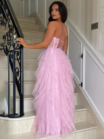 Adella | A-Linien-Tüll-Ballkleid in Blush mit Stufen, langem Korsett und trägerlosem Abschlussballkleid mit Applikationen