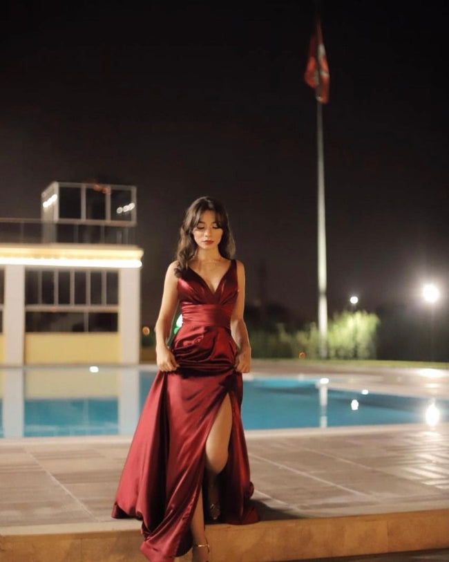 Vestido de fiesta largo burdeos de corte A con escote en V, espalda descubierta y abertura Main Image