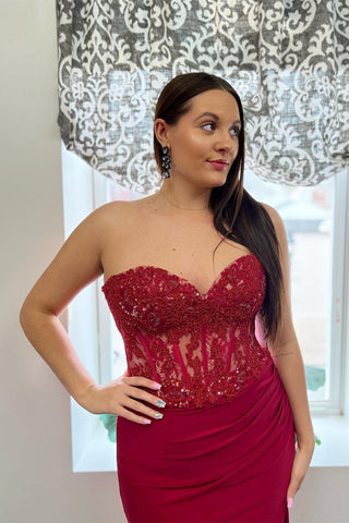 Ember | Vestido de fiesta largo rosa intenso con escote corazón y encaje tipo corsé con abertura