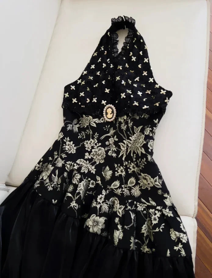 Vestido de noite longo elegante preto com alças ao pescoço, cetim, estampado floral com lantejoulas, corte evasê, vestido de baile Y8568