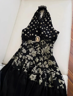 Vestido de noite longo elegante preto com alças ao pescoço, cetim, estampado floral com lantejoulas, corte evasê, vestido de baile Y8568