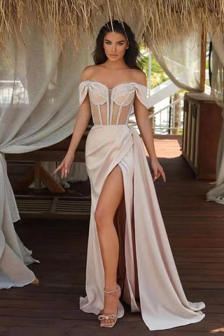 Champagnerfarbenes, schulterfreies Meerjungfrauen-Ballkleid mit Perlenbesatz, Schlitz und Rüschen