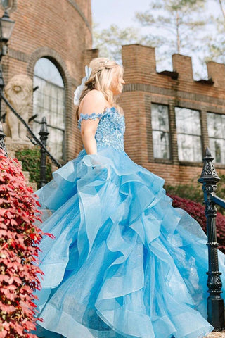 Blaues, schulterfreies, gerüschtes, gestuftes Tüll-Ballkleid mit Applikationen