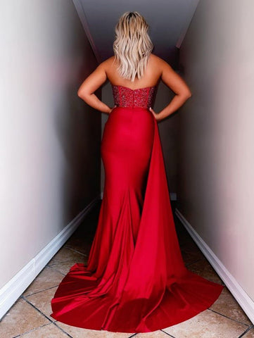 Ryann | Vestido de fiesta largo de satén rojo sin tirantes y con abertura