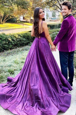 Vestido de fiesta morado real con escote en V, tirantes finos y abertura