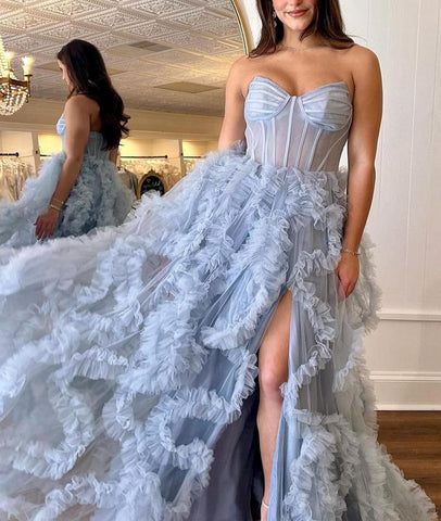 Blaues trägerloses A-Linien-Ballkleid mit Rüschen und Schlitz