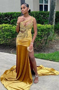Vestido de fiesta de satén con un hombro al descubierto, encaje y apliques, color dorado