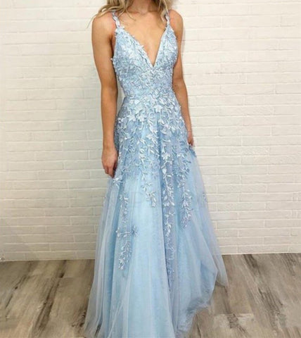 Charmantes langes A-Linien-Ballkleid aus Tüll mit V-Ausschnitt, Spaghettiträgern und offenem Rücken