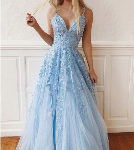 Charmantes langes A-Linien-Ballkleid aus Tüll mit V-Ausschnitt, Spaghettiträgern und offenem Rücken