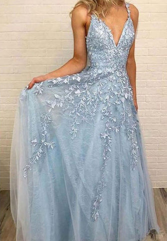 Charmantes langes A-Linien-Ballkleid aus Tüll mit V-Ausschnitt, Spaghettiträgern und offenem Rücken